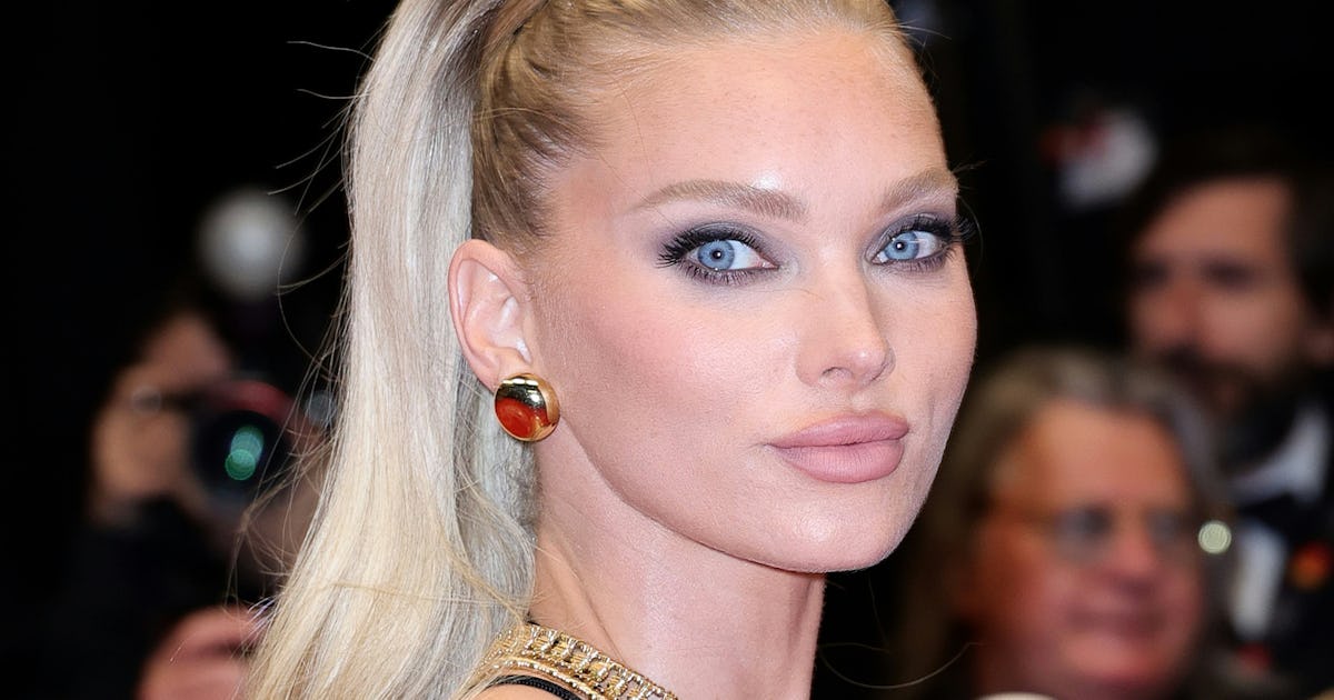 Elsa Hosk Used TikTok's "Sandwich Method" To Style Her Toe-Flaunting "Naked Shoe"
