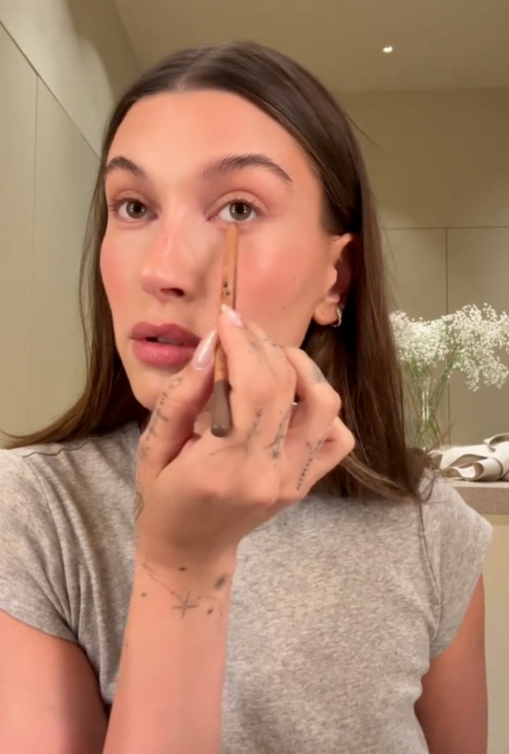 hailey bieber brown eyeliner