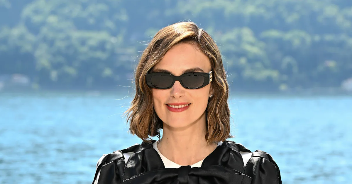 Keira Knightleys Frühlingssommerkleid ist voller Schleifen und Perlen.