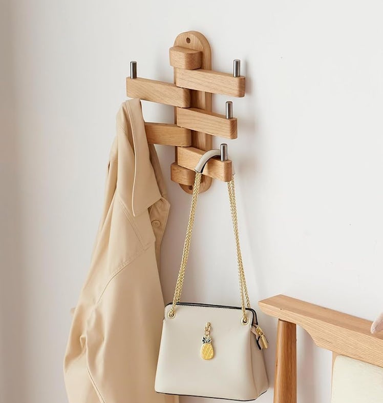 TRWISWDC Swiveling Coat Rack