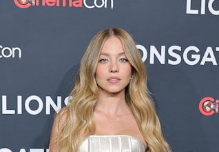 Sydney Sweeney’s brown crocodile print mani perfectly matched her corset.