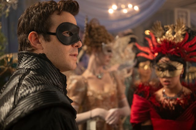 Luke Thompson as Benedict Bridgerton in episode 401 of 'Bridgerton.'
