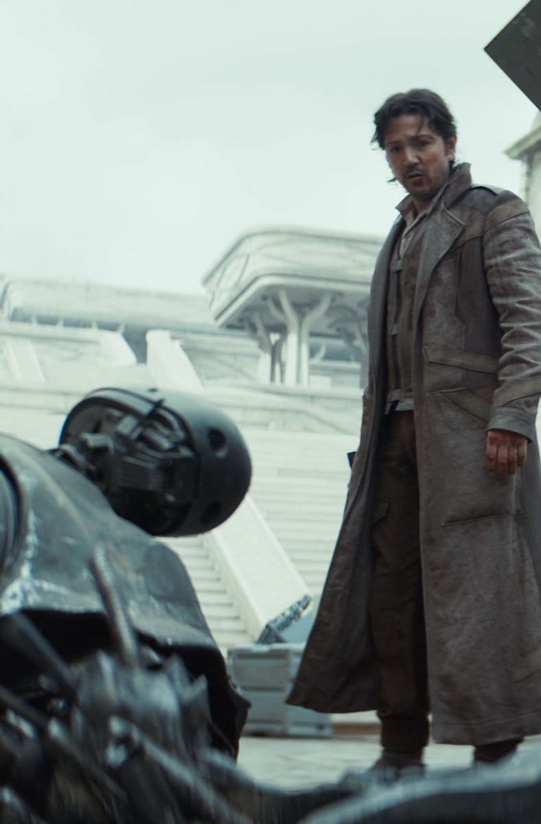 Cassian ANdor (Diego Luna) finds K-2SO (Alan Tudyk) in Andor