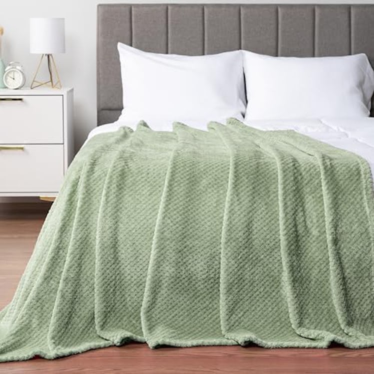 PAVILIA Waffle Textured Throw Blanket 