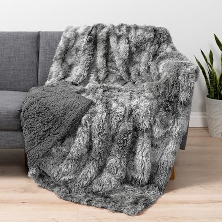 PAVILIA Gray Fluffy Throw Blanket