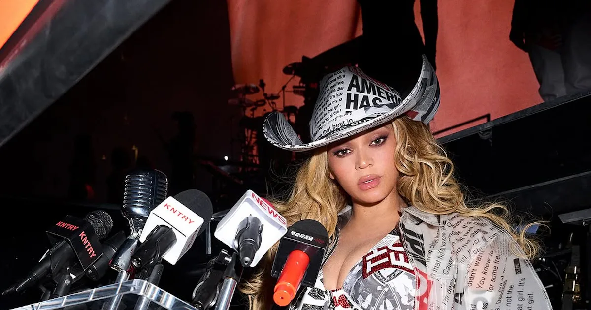 Beyoncé's Gold Chrome Nails Make For The Ultimate On-Stage Manicure