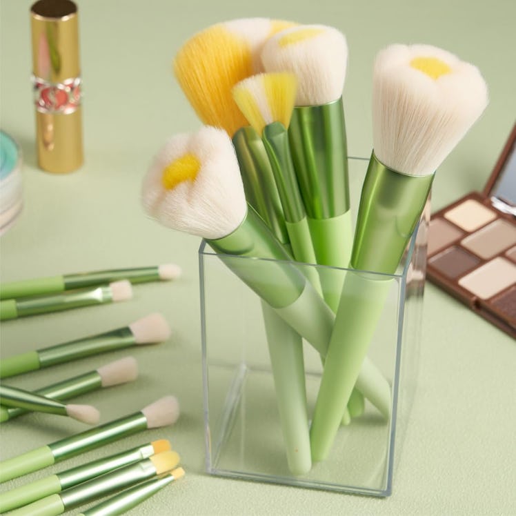 Raeeikphz Flower Makeup Brushes (14-Pieces)