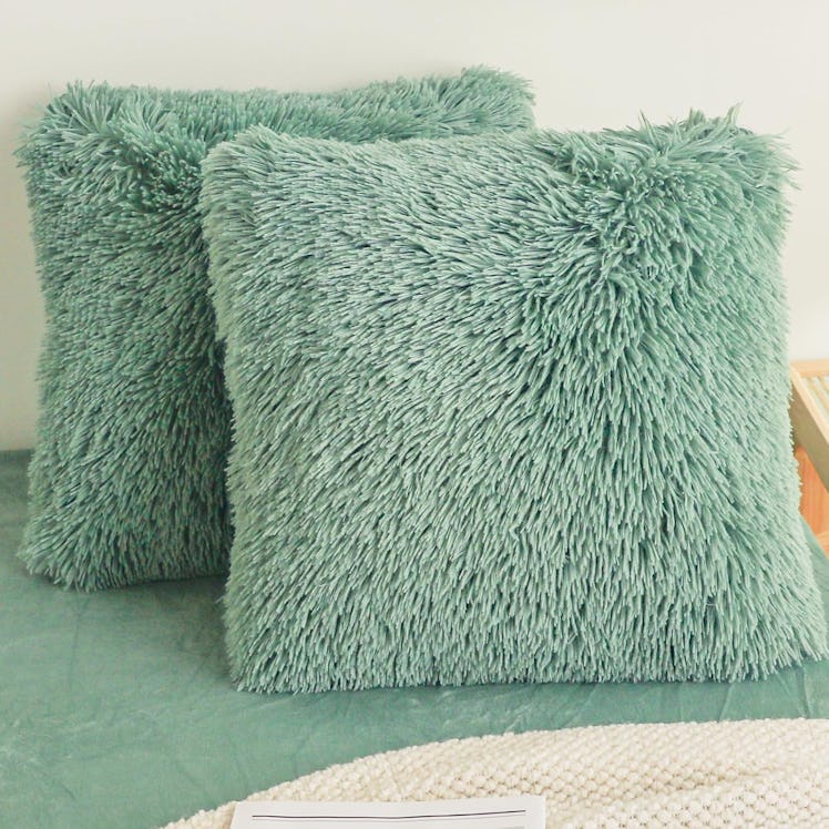 HAIHU Fuzzy Pillow Covers (2-Pack)