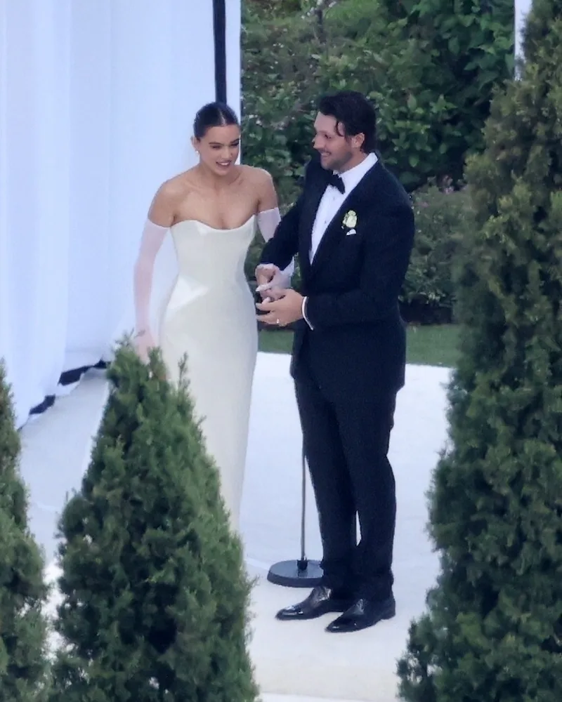 Hailee Steinfeld's Wedding Dress Aligned Perfectly With Her Romantic California Setting Hailee Steinfeld's Wedding Dress Aligned Perfectly With Her Romantic California Setting