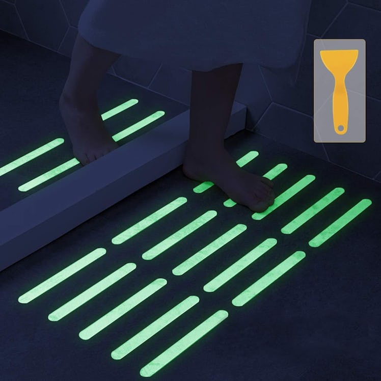 Kyerivs Luminous Nonslip Shower Stickers (24-Pack)