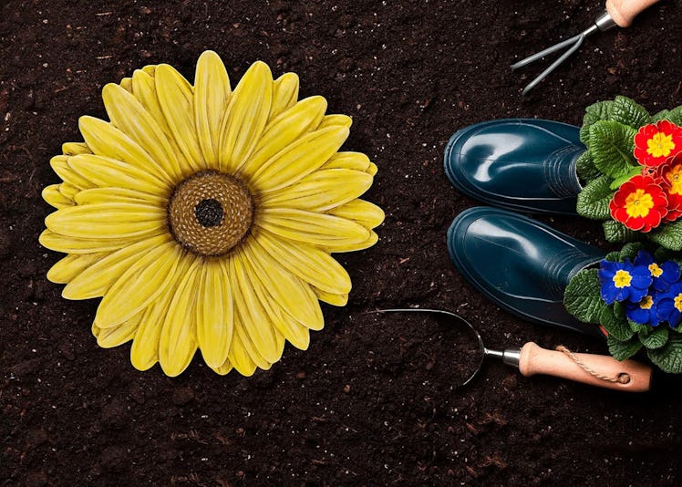 Nat & Jewels Daisy-Shaped Stepping Stone