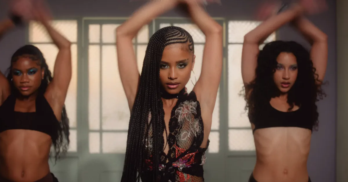 Tyla präsentiert für das Musikvideo zu „Is It“ weitere Mode aus den frühen ...