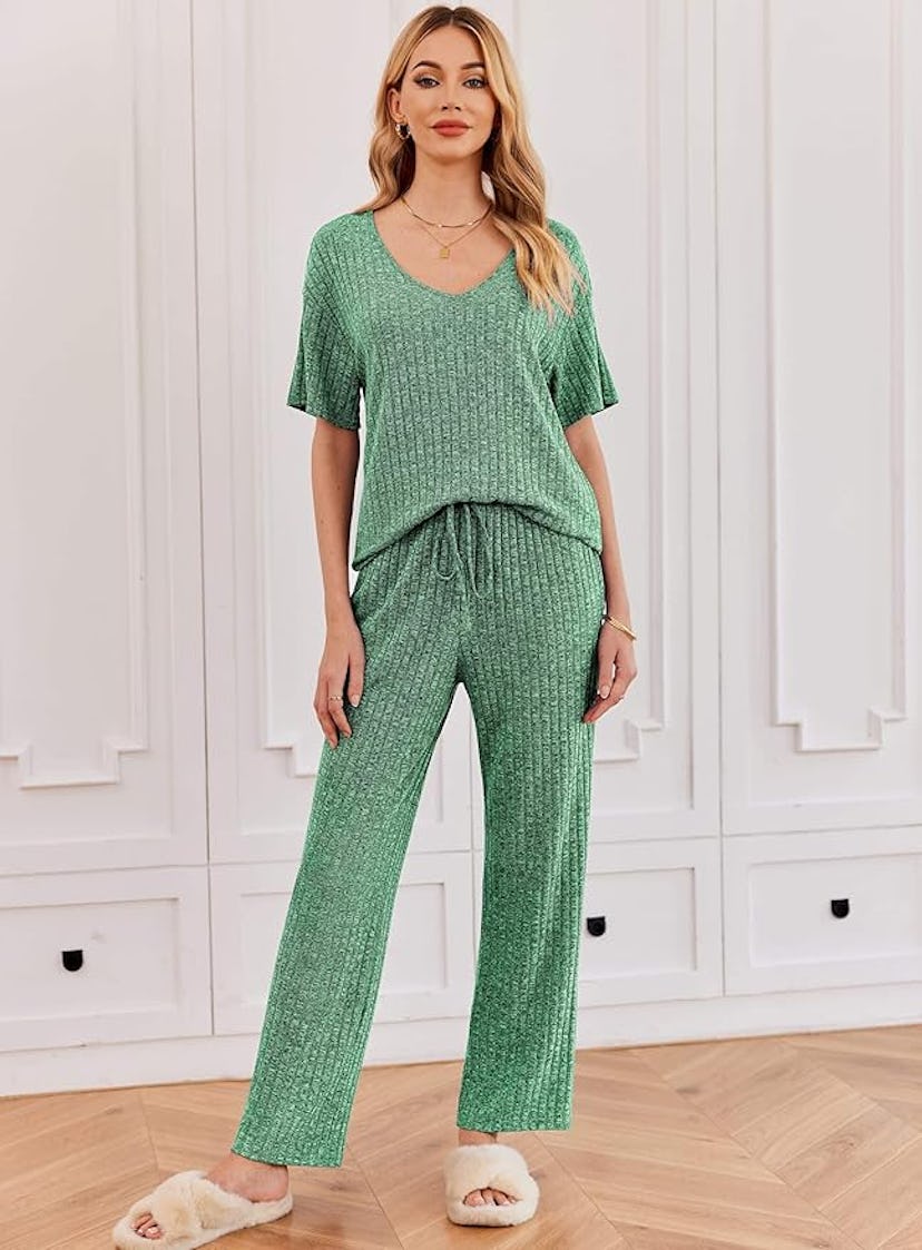 Ekouaer 2-Piece Ribbed Knit Lounge Set