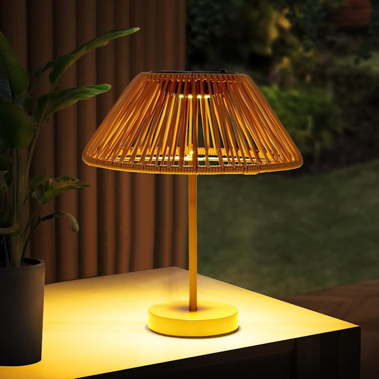 shumi Outdoor Solar-Powered Rattan Lamp