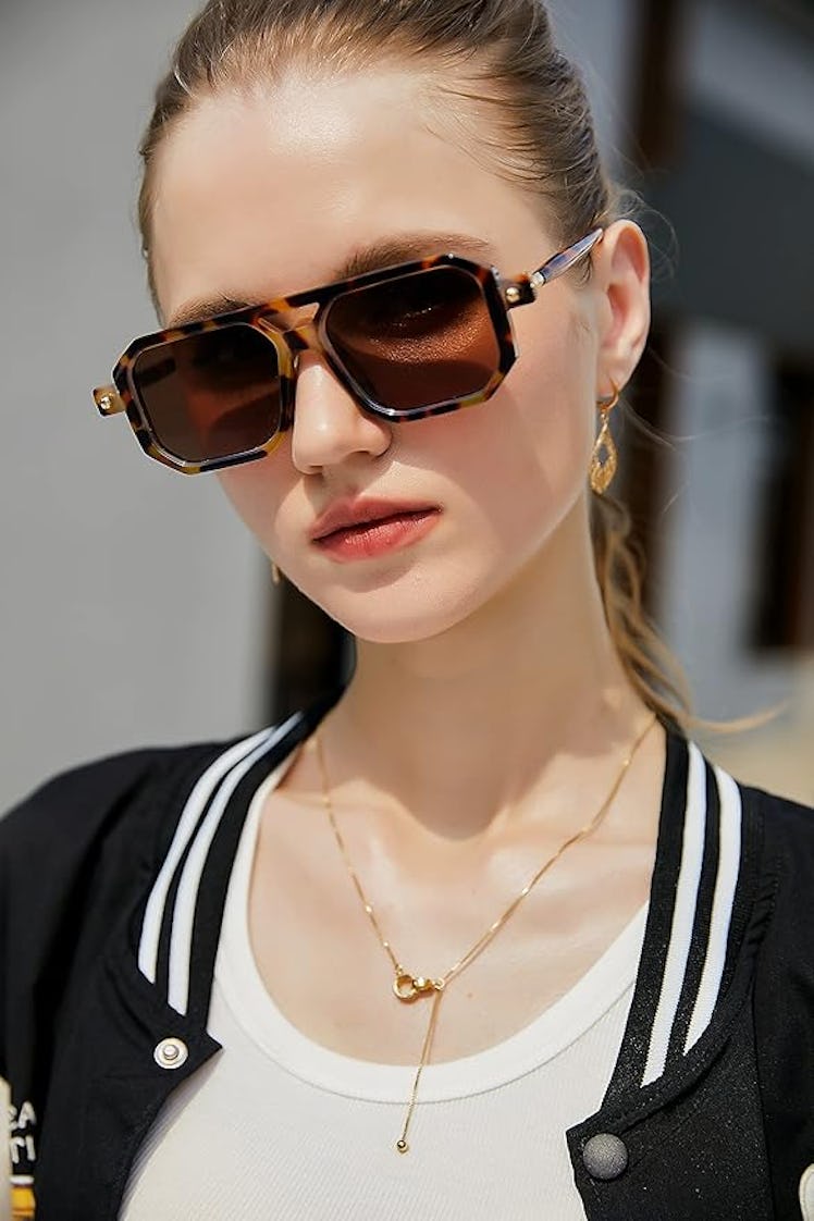 FEISEDY Vintage Square 70s Flat Aviator Sunglasses