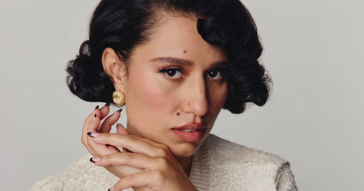 Raye Talks ‘Suzanne,’ Mark Ronson, and Her Love of Bobs