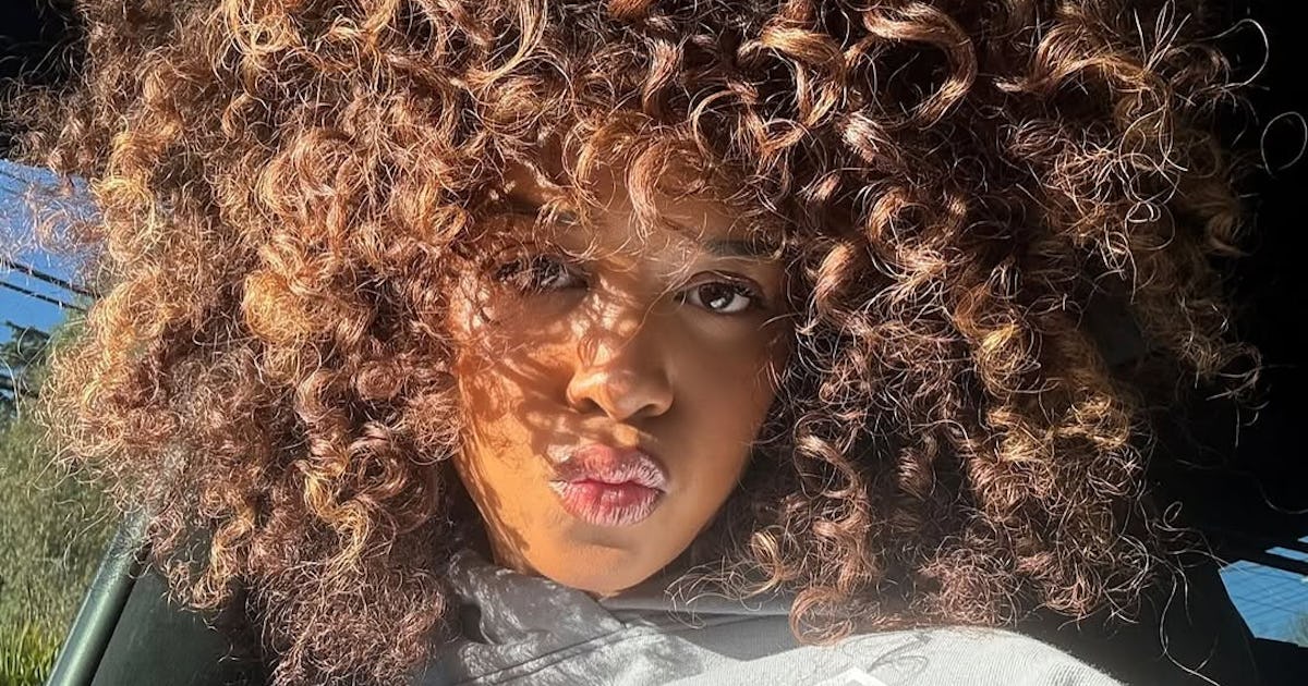 "Cloud Curls" Are All About Embracing Frizz & Volume