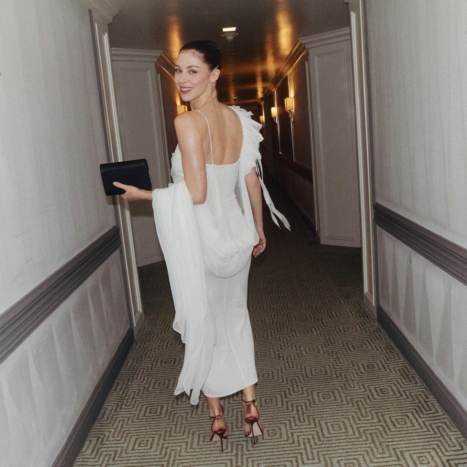 Hermione Corfield Goes "Snatched Maiden” Glam For The ‘Outlander’ Premiere