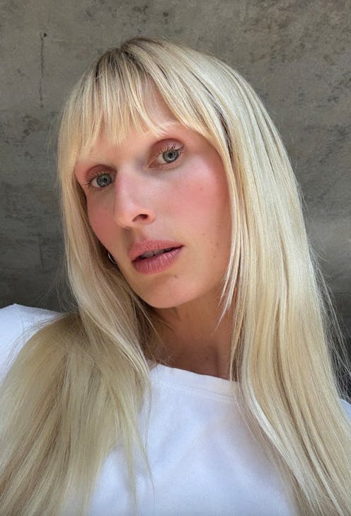 Your guide to the "shy girl" makeup look.