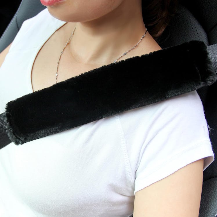 Amooca  Soft Faux Fur Seatbelt Cover