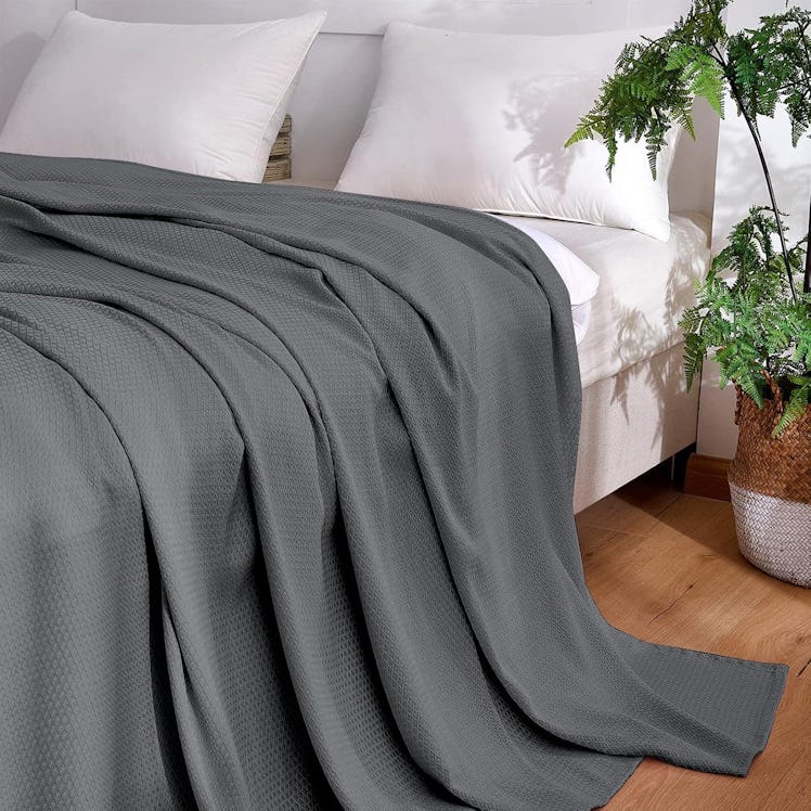 DANGTOP Lightweight Cooling Blanket