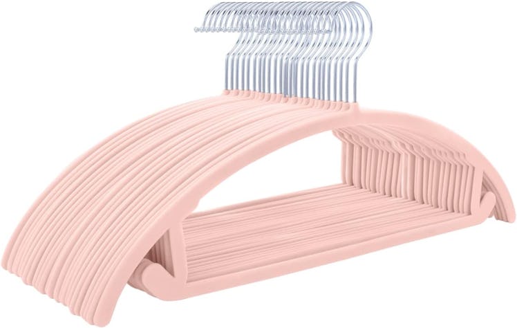 MIZGI Velvet No Shoulder Bump Hangers (50-Pack)