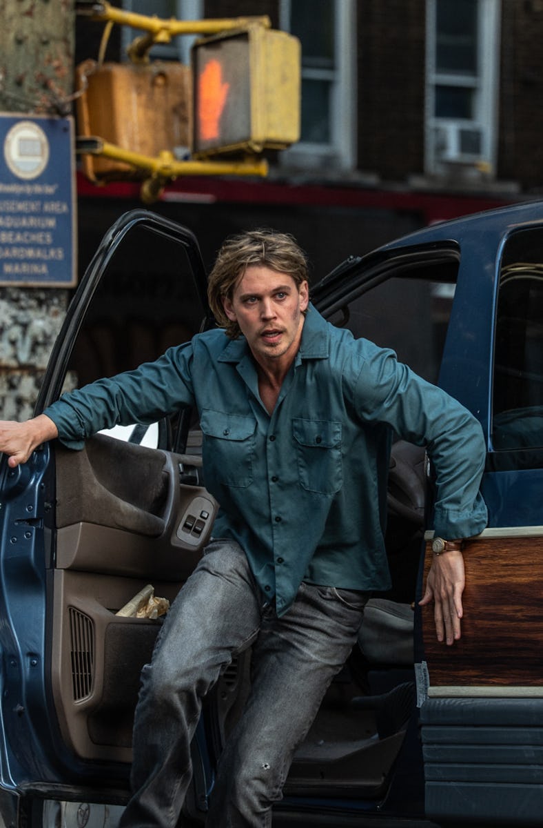 Austin Butler as Hank in Caught Stealing