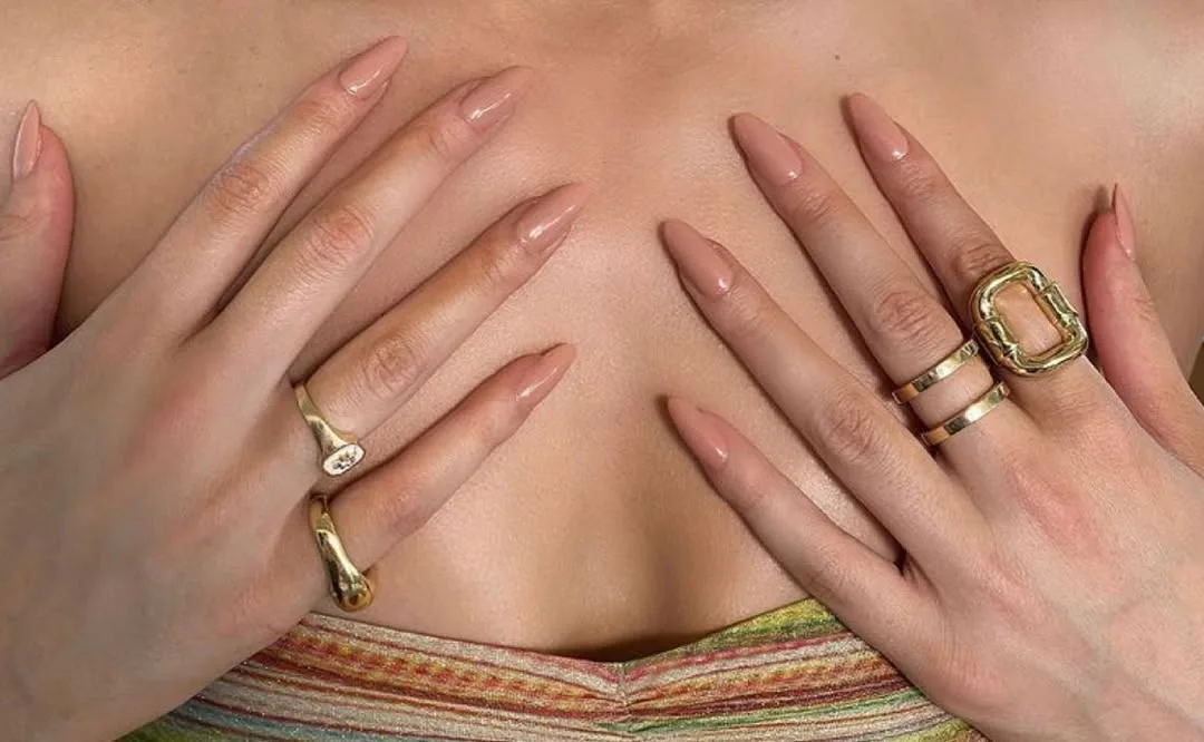 Hailee Steinfeld neutral lip gloss nails