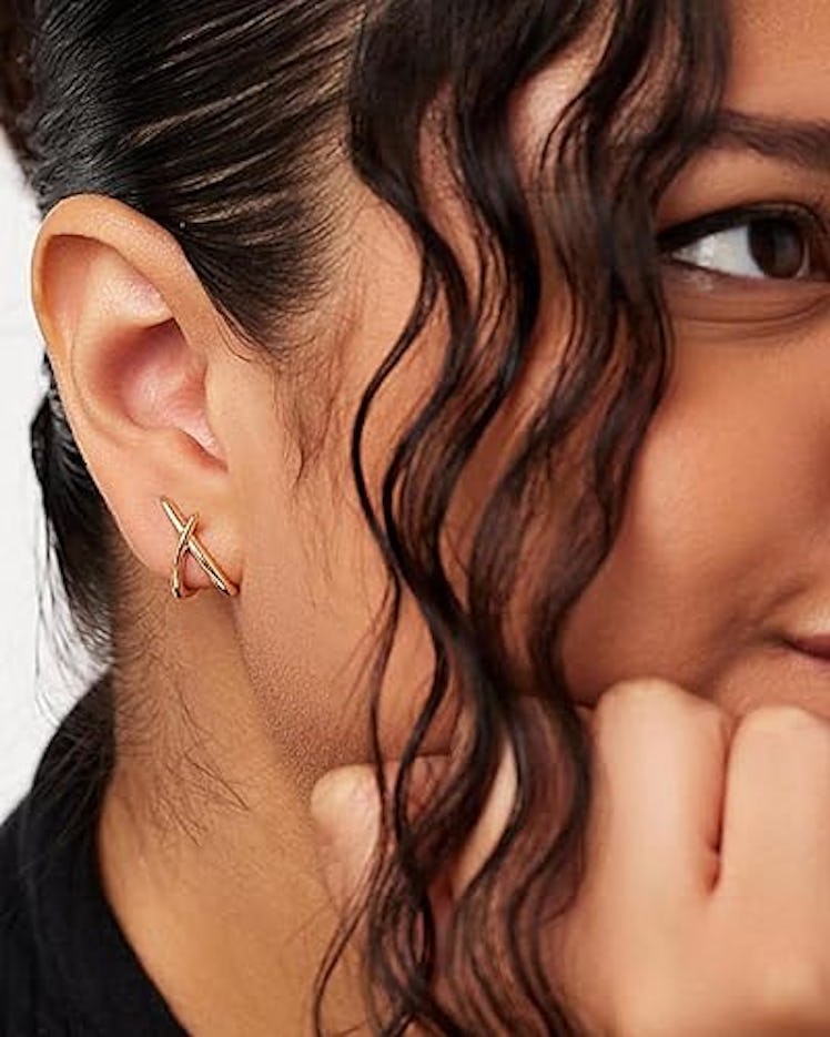 MUMREUES Minimalist Gold Stud Earrings