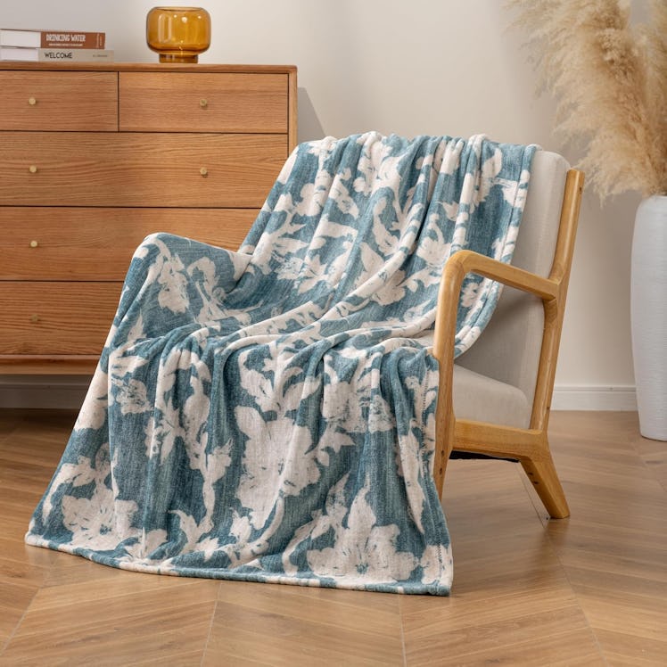 Sushing Fleece Throw Blanket