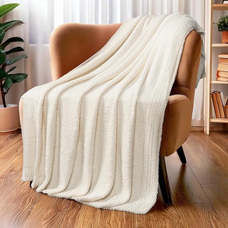 PAVILIA Fluffy Throw Blanket