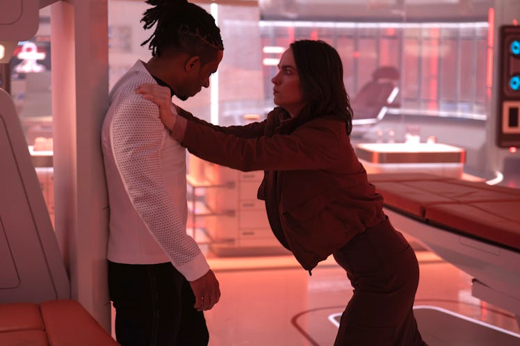 Chris Meyers as Gamble and Melanie Scrofano as Batel in 'Strange New Worlds.'