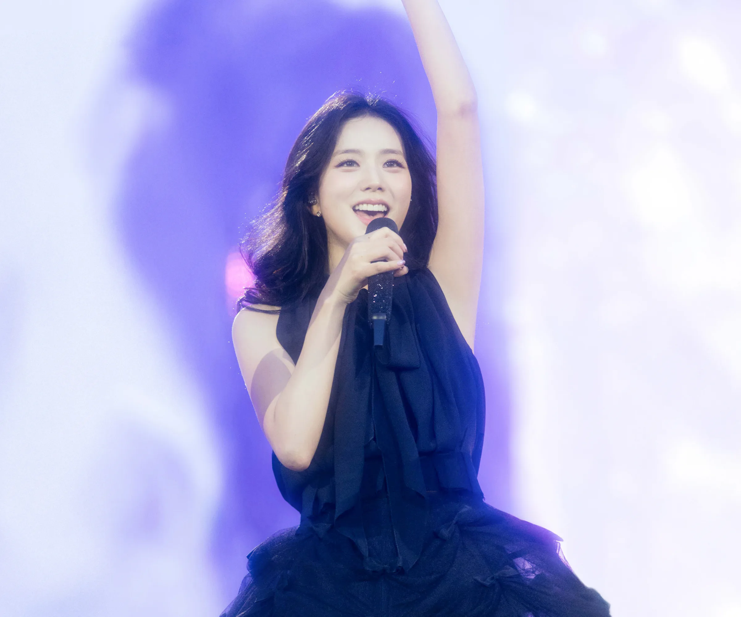 Jisoo’s Black & Pink Dior Stage Outfits Are Works Of Art