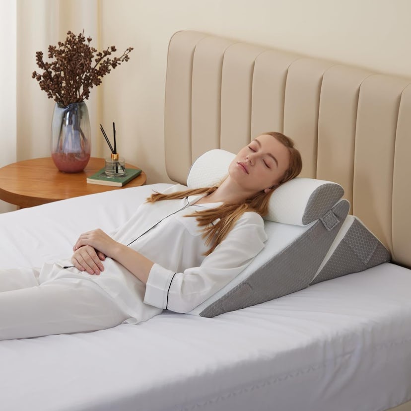 Bedluxe Wedge Pillow Headboard