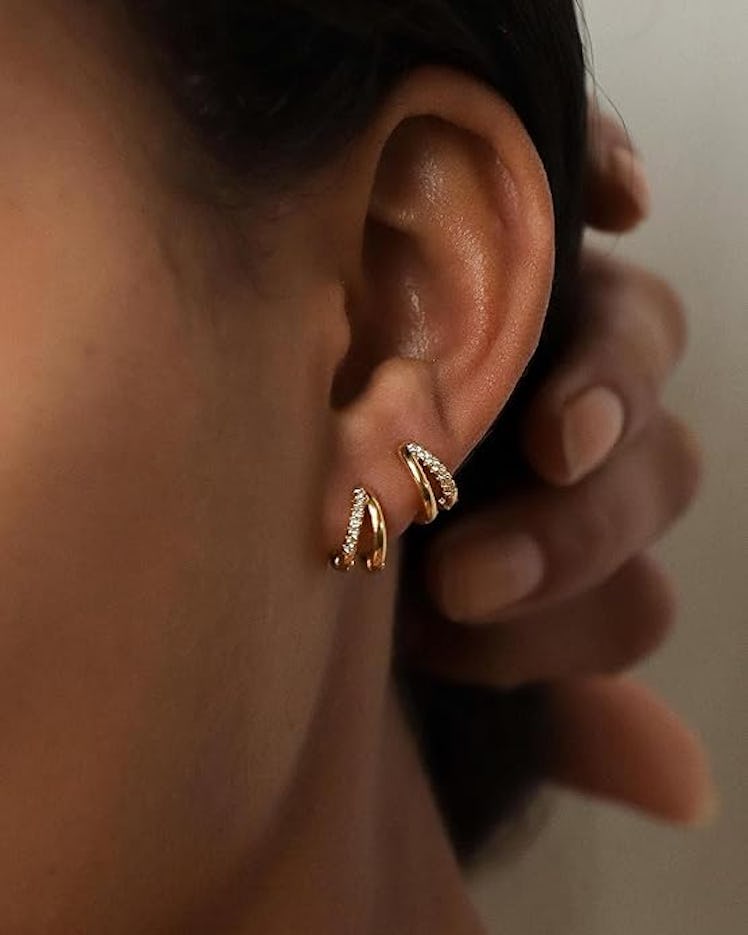 MUMREUES 14-Karat Gold Huggie Earrings