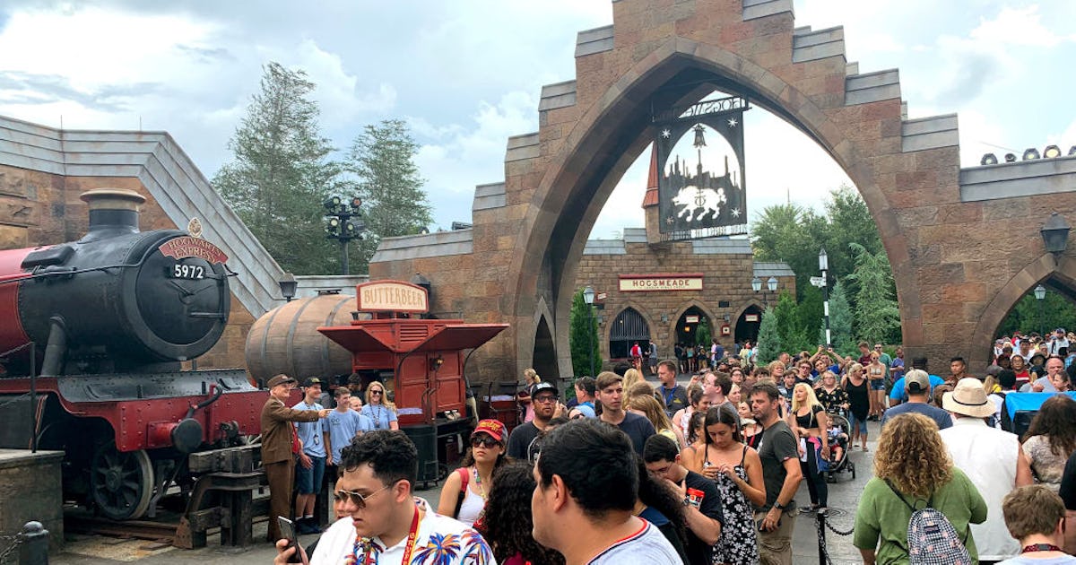 14 Expert-Approved Hacks for Surviving Long Theme Park Lines With Kids