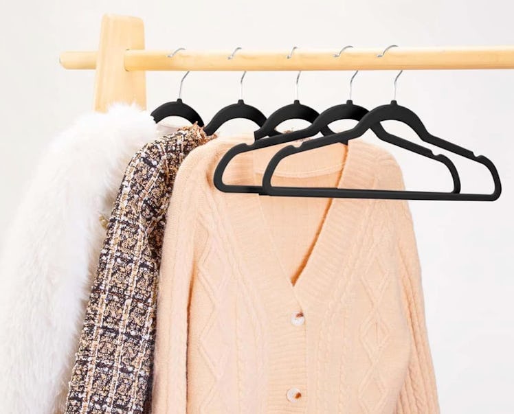 HOUSE DAY Velvet Hangers (60-Pack)