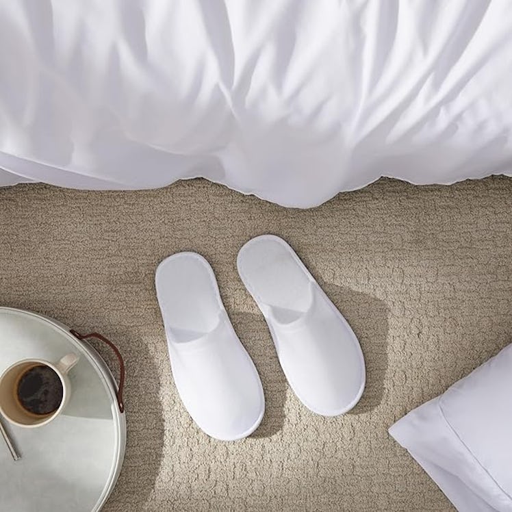 Juvale Disposable House Slippers for Guests (24-Pairs)