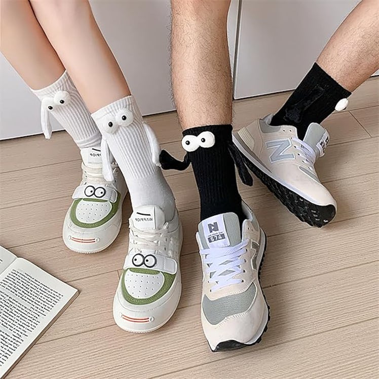 Smilelife Magnetic Holding Hands Socks (2 Pairs) 