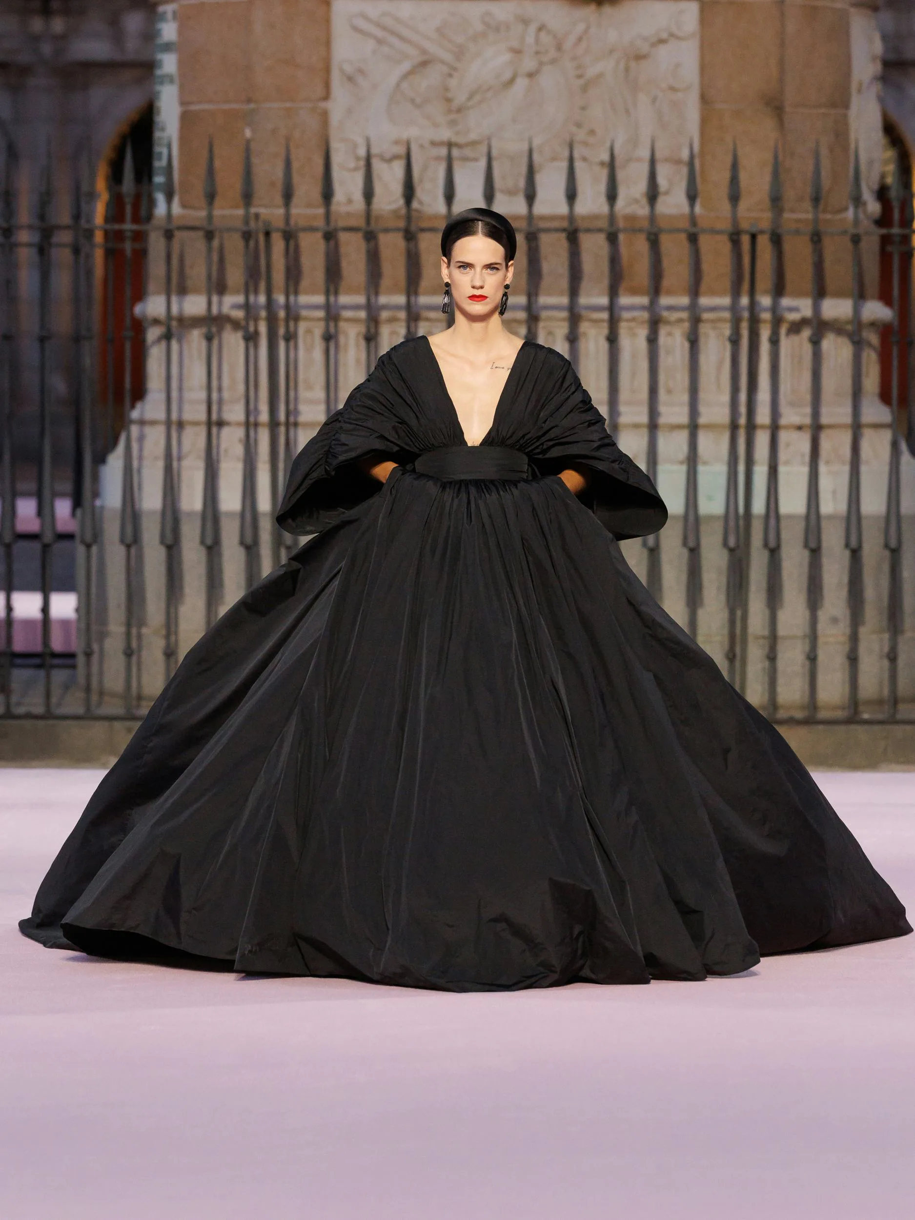 traditional dress for fashion show Traditional Chinese elements highlight fashion week - CCTV News