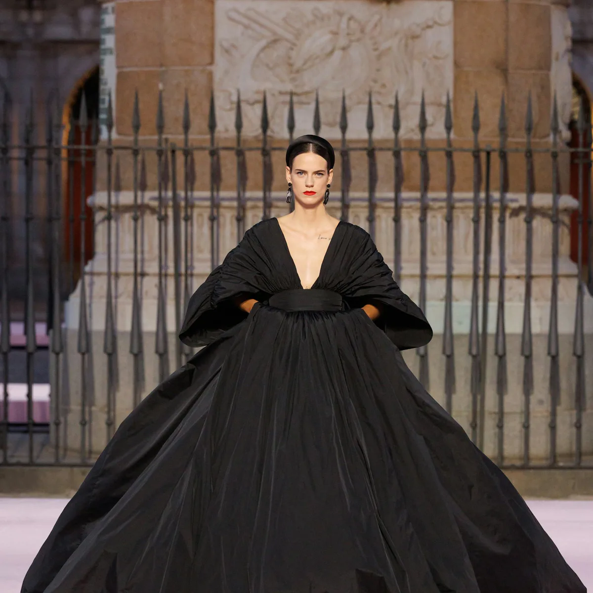traditional dress for fashion show Traditional Chinese elements highlight fashion week - CCTV News