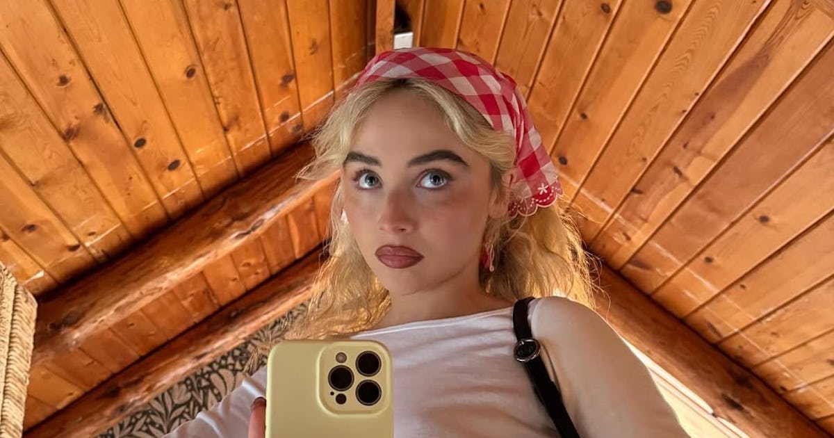 Sabrina Carpenter Served '60s Bombshell With Double Eyeliner On 'Vogue Italia' Cover