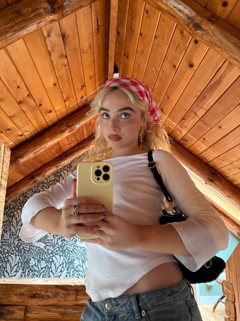 Sabrina Carpenter served '60s bombshell on the cover of 'Vogue Italia.'