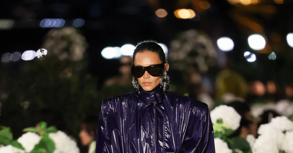 Auf der Paris Fashion Week verwandelt Saint Laurent Power Dressing in die ...