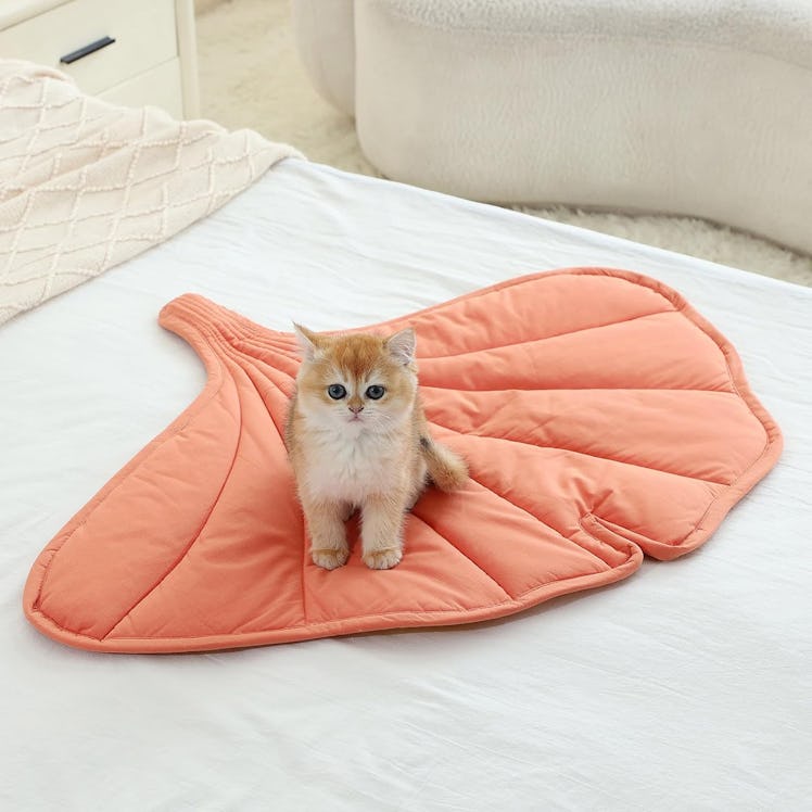 Letalong Leaf-Shaped Cat Bed Pad