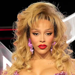 The best hair and makeup looks at the 2025 MTV VMAs.