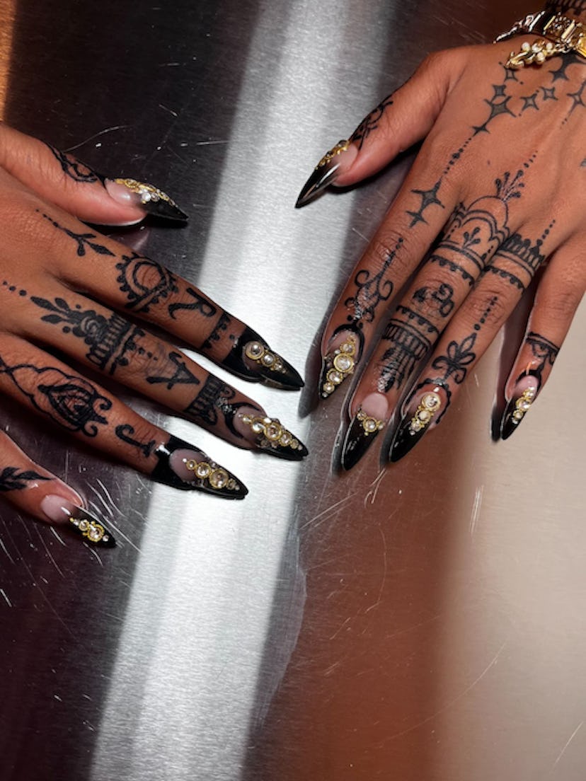 Black Nails with Negative Space Shine in 2025