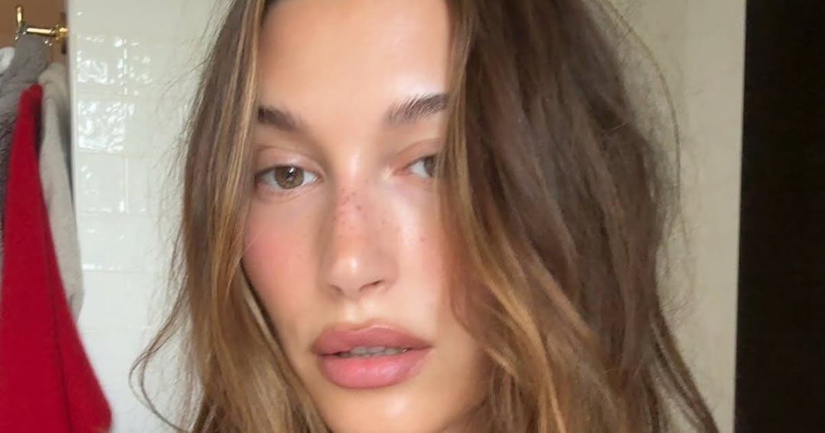 Hailey Bieber Brought Back A Completely Unexpected '90s Hair Accessory