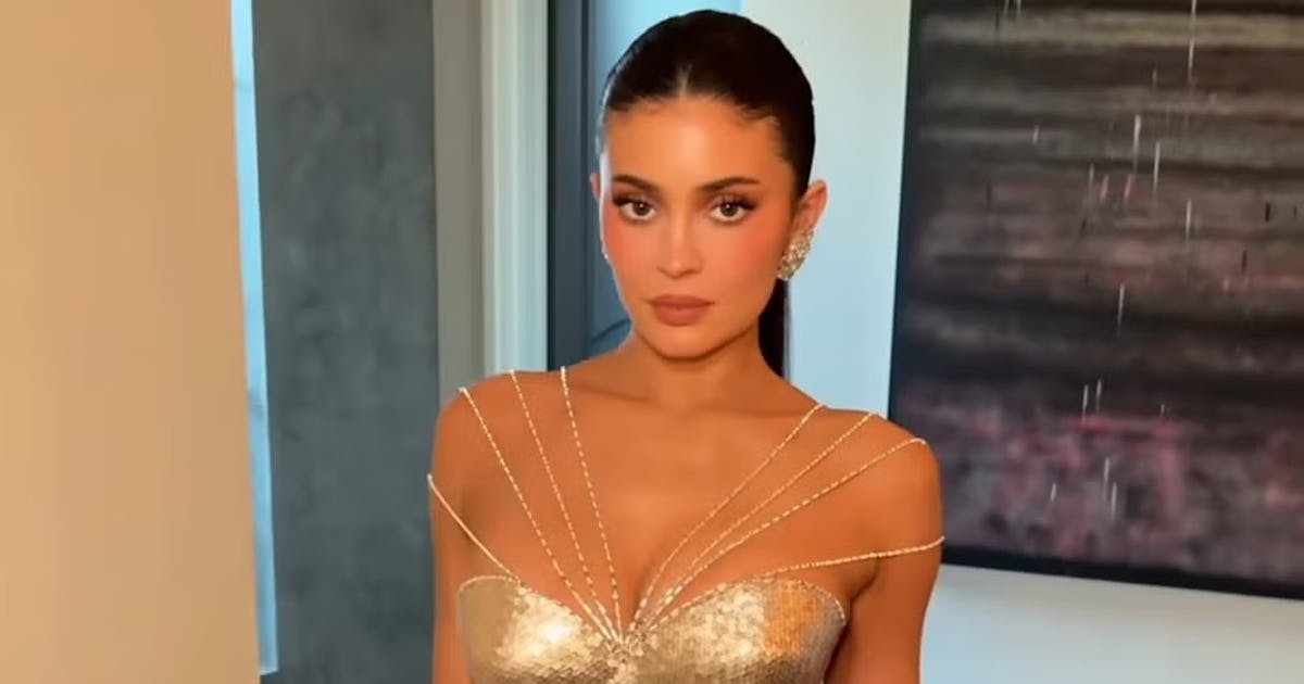 Kylie Jenner Was Dripping In Over 100 Carats Of Diamonds At The Golden Globes