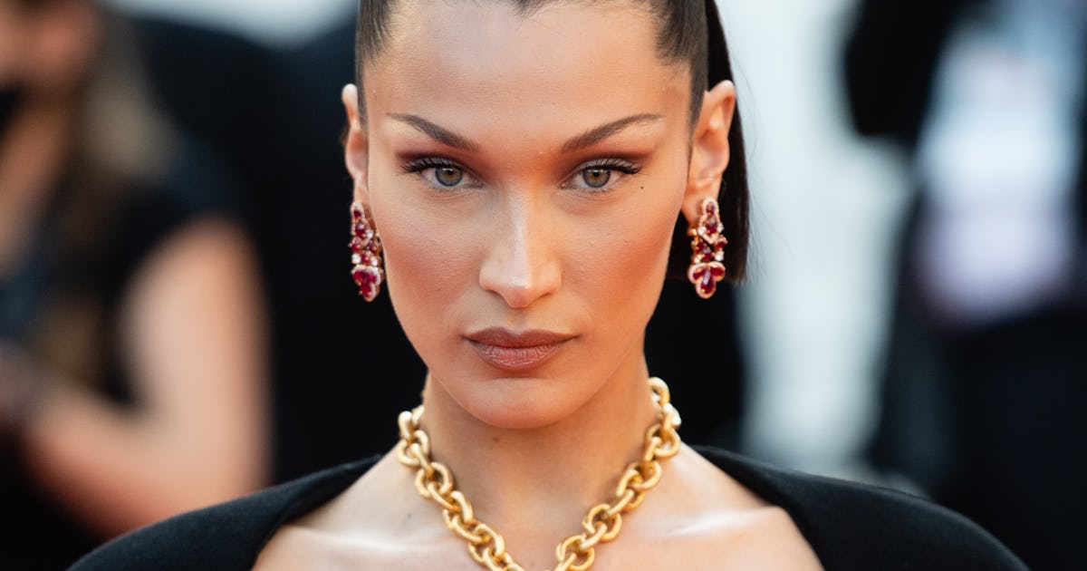 Bella Hadid Exposed Her Bra Straps Like It's 2001 & I'm Ready For Its Revival